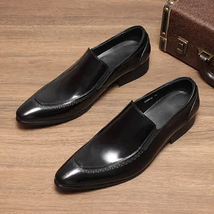 Klassische schwarze Herren-Slipper aus Rindsleder mit spitzer Zehenpartie und Lochmuster