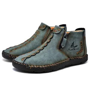 Dettaglio di stivaletti Martin fatti a mano con zip e cuciture decorative