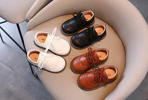 Detailansicht der britischen Schnür-Brogue-Schuhe für Kinder in drei verschiedenen Farben