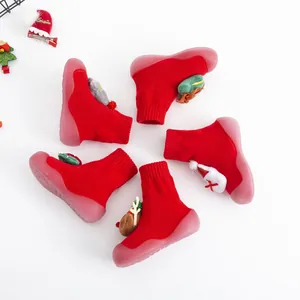 Chaussons de Noël rouges pour bébés avec d'adorables personnages 3D et semelles souples