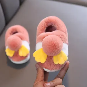 Pantofole di peluche rosa per bambini con suole antiscivolo per l'inverno
