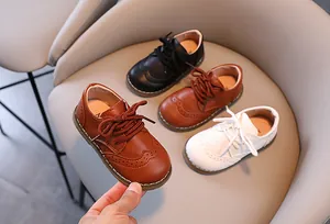Detailansicht der britischen Schnürlederschuhe für Kinder in mehreren Farben