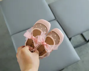 Detailaufnahme von rosa Prinzessinnenschuhen für Mädchen mit Mesh und großer Schleife.