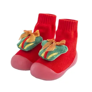 Chaussettes de sol bébé Noël avec semelles souples et décoration cadeau en peluche rouge