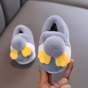 Adorabili pantofole in peluche a pinguino per bambini con suole antiscivolo per l'inverno