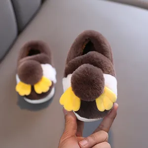 Pantofole invernali in peluche per bambini stile pinguino con suole morbide antiscivolo
