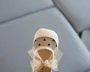Detailansicht von Mädchen-Prinzessin-Schuhen mit Herz-Mesh und eleganter Organza-Schleife