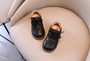 Detailansicht der schwarzen britischen Schnürschuhe für Jungen mit Brogue-Musterung
