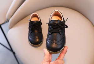 Detailansicht schwarzer britischer Leder-Oxford-Schuhe für Jungen mit Schnürung und Flügelkappe