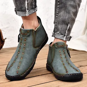 Stivali da uomo fatti a mano in pelle verde acqua con cuciture decorative e zip laterale