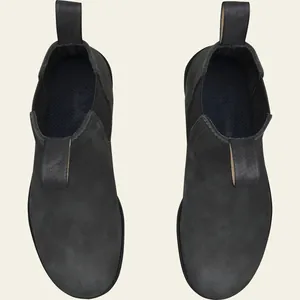 Vista superior de botines Chelsea de cuero negro mate con tiradores y paneles elásticos