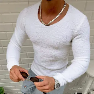 Detailansicht eines schmal geschnittenen weißen Herren-V-Ausschnitt-Pullovers mit Samtoptik