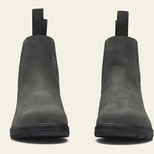 Vista detallada frontal de botines Chelsea de mujer en nobuk gris con suela negra fuerte