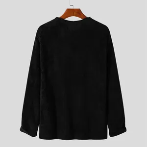 Detailansicht der Rückseite eines schwarzen Herren-Plüschpullovers aus Fleece-Stoff