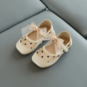 Cremefarbene Mädchen Mary Janes mit Herz-Mesh-Muster und großer Schleife