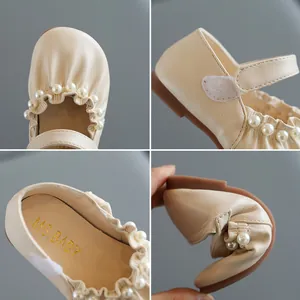 Cremefarbene Mädchen-Mary-Janes mit Perlenbesatz und weicher Sohle