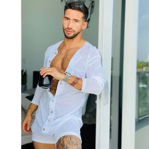 Modelo masculino luciendo un body de descanso sexy blanco de manga larga y transparente