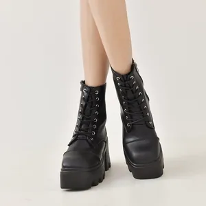 Bottes de combat noires à plateforme sur modèle montrant talon épais et lacets