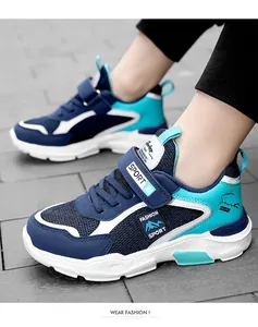 Vue détaillée des baskets de sport en maille respirante pour garçons en bleu et sarcelle