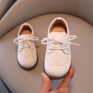 Chaussures élégantes en cuir blanc à lacets pour garçons avec détails richelieu classiques.