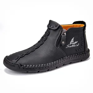 Dettaglio ravvicinato di stivaletto da uomo in pelle nera con cerniera e logo Salkin