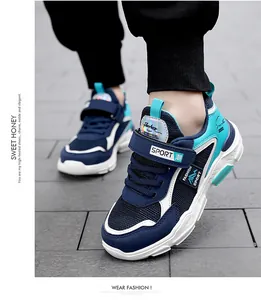 Vue détaillée de chaussures de course en mesh respirant pour garçons, bleu et cyan
