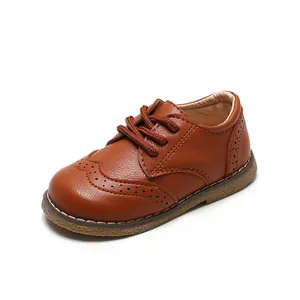 Chaussures brogues en cuir marron pour garçons, style britannique à lacets souples.