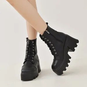 Vue détaillée de bottines à plateforme noires avec talons épais et fermetures éclair