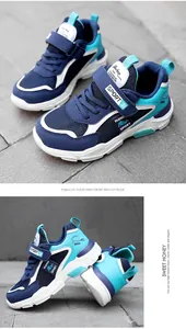 Vue détaillée des chaussures de course respirantes en mesh pour garçons en bleu.