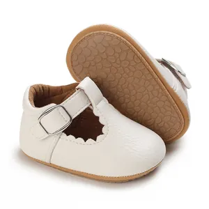 Detail von weißen Baby-T-Steg-Schuhen aus PU-Leder mit Wellenrand und rutschfester Sohle.