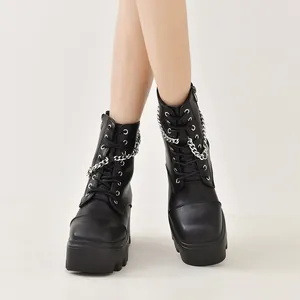 Vue détaillée de bottines à plateforme noires avec chaîne argentée et lacets robustes