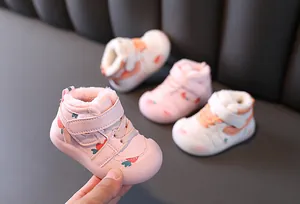 Gros plan d'une botte d'hiver rose pour bébé avec doublure polaire et motif carotte
