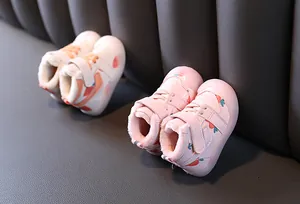 Vue détaillée de chaussures d'hiver chaudes pour bébé doublées de polaire avec motif carotte