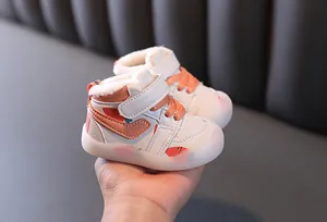 Chaussures d'hiver chaudes pour bébé avec doublure en fourrure et velcro détail