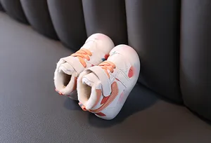 Gros plan de chaussures d'hiver pour bébé avec doublure polaire et semelles souples