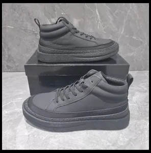 Vue détaillée de bottines en cuir noir pour hommes avec semelles compensées texturées.