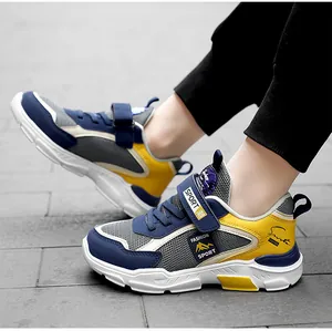 Vue détaillée de baskets respirantes pour garçons en bleu et jaune avec bandes Velcro