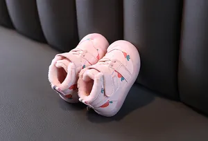 Détail rapproché de chaussures d'hiver roses pour tout-petits avec doublure en peluche