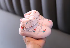 Détail des chaussures d'hiver roses pour bébé avec doublure polaire et imprimé