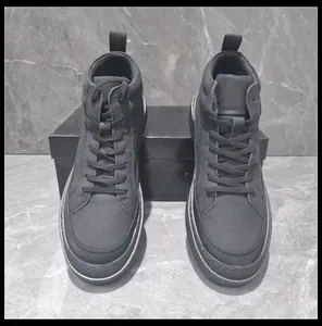 Détail frontal de bottes montantes en cuir noir de première qualité pour hommes