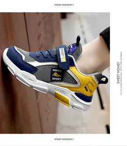 Détail de la chaussure de sport respirante pour garçon avec empiècements en bleu et jaune