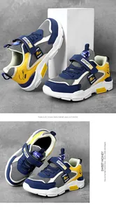 Vue détaillée du design en maille respirante des baskets pour enfants bleu marine et jaune