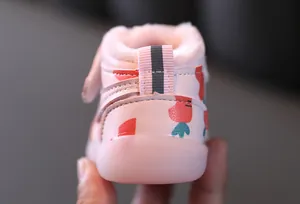 Détail de la doublure en peluche chaude et du talon des chaussures d'hiver pour bébé