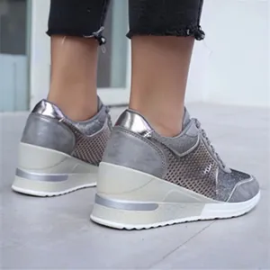 Κοντινό πλάνο γκρι sneakers με πλατφόρμα, πλέγμα και ασημί λεπτομέρειες