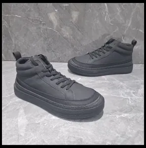 Vue détaillée des bottines montantes en cuir de vachette pour hommes en gris anthracite.