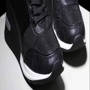 Μακροεντολή λεπτομέρεια από μαύρα sneakers με πλατφόρμα, λάμψη και χοντρή σόλα