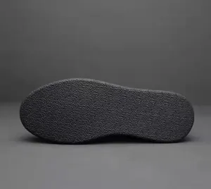 Vue détaillée de la semelle en caoutchouc antidérapante pour bottines en cuir pour hommes.