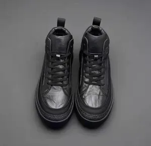 Vue de dessus de bottines montantes en cuir noir pour homme avec texture élégante