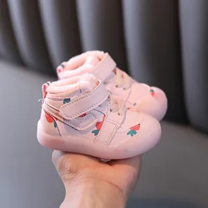 Bottes d'hiver pour bébés roses doublées en polaire avec imprimé fraise et semelles souples