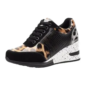 Γυναικεία sneakers με πλατφόρμα, λεοπάρ σχέδιο, μαύρο σουέτ και κομψή πιτσιλωτή σόλα.